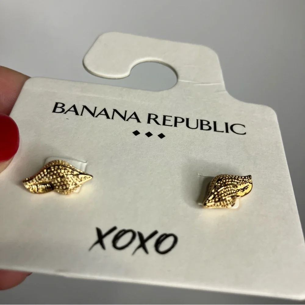 Banana Republic factory seashell stud earrings gold women’s new in‎ package